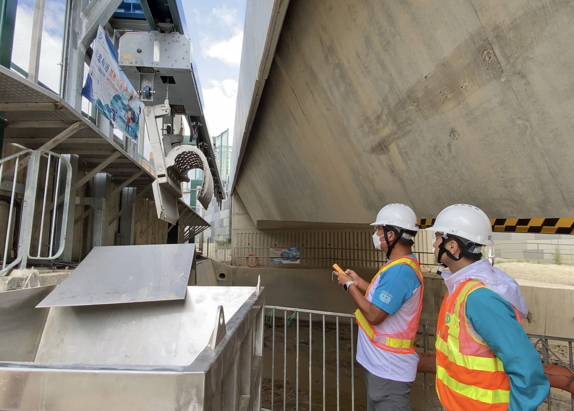 The “Good Grab” is equipped with an artificial Intelligence system that monitors the river for blockages and automatically adjusts its operation frequency in response to weather and water level data.
