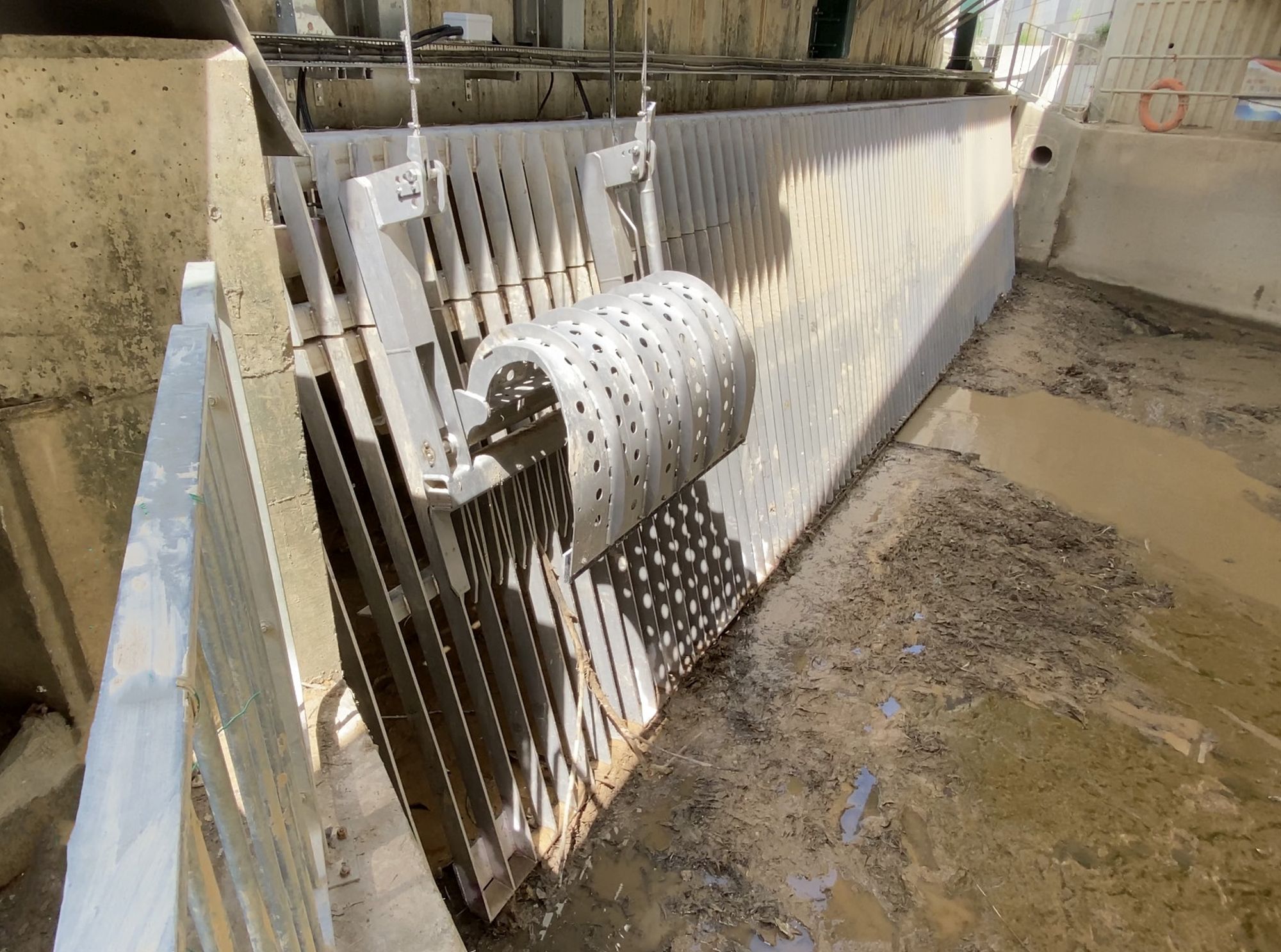 The “Good Grab” is equipped with an artificial Intelligence system that monitors the river for blockages and automatically adjusts its operation frequency in response to weather and water level data.