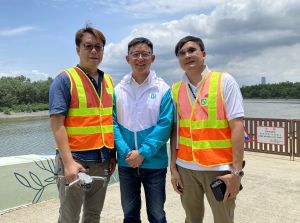Last year, the DSD set up a drone team and trained over 20 colleagues to operate the drones for inspection of river channels under its purview.  Picture shows Mr YEUNG Wai-shing, Wilson, Engineer (Hong Kong and Islands Division) of the DSD (Centre) with two of the drone operators, Mr CHEUNG Chi-wai (left) and Mr CHAN Kit (right).