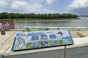 An information board and resting place are provided for the public at the confluence of Shan Pui River and Kam Tin River to facilitate the enjoyment of the riverside scenery.