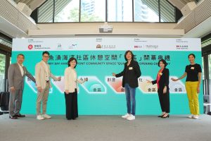 Earlier on, the Secretary for Development, Ms Bernadette LINN (third left), attended the opening ceremony of “Quarryside”, a community space at the Quarry Bay harbourfront, witnessing the commissioning of this harbourfront facility run by St. James’ Settlement (SJS).