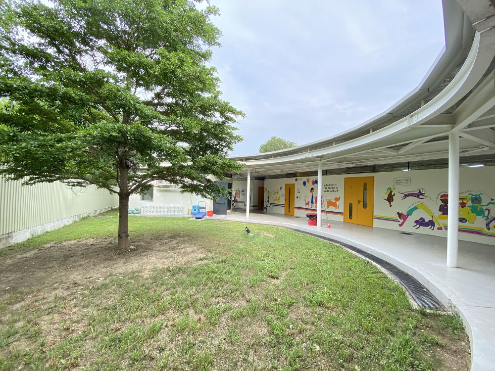Located in Yuen Long, the stray animal shelter can provide a larger activity area with air-conditioning and sufficient drainage, giving the dogs a more comfortable living environment.