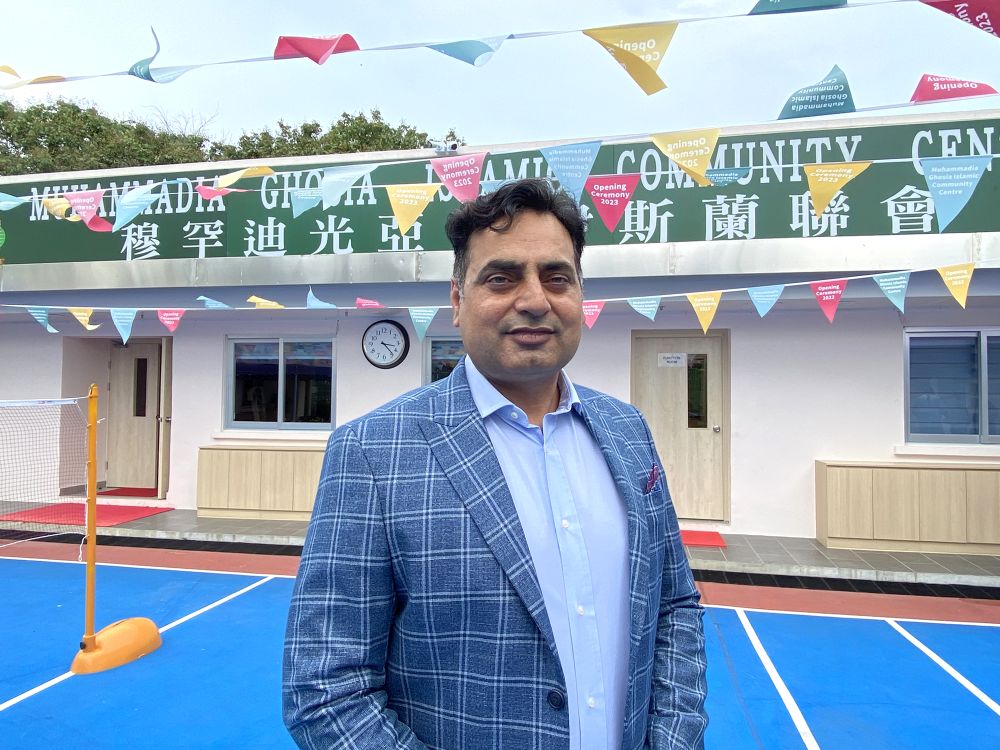 Director of the Muhammadia Ghosia Islamic Community Centre, Mr Nadeem HUSSAIN, says that they came across numerous difficulties in the course of applying for renting a vacant school premises in Yuen Long and seeking relevant funding.  Under the auspices of the DEVB and the Lands Department, the problems were smoothed away.