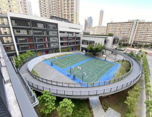 The distinctive circular ramp links up all the major areas of the school including the covered playground on ground floor, corridors of the classrooms on the first floor and the school hall, with a view to catering for various activities and encouraging exchanges and interaction between teachers and students. 