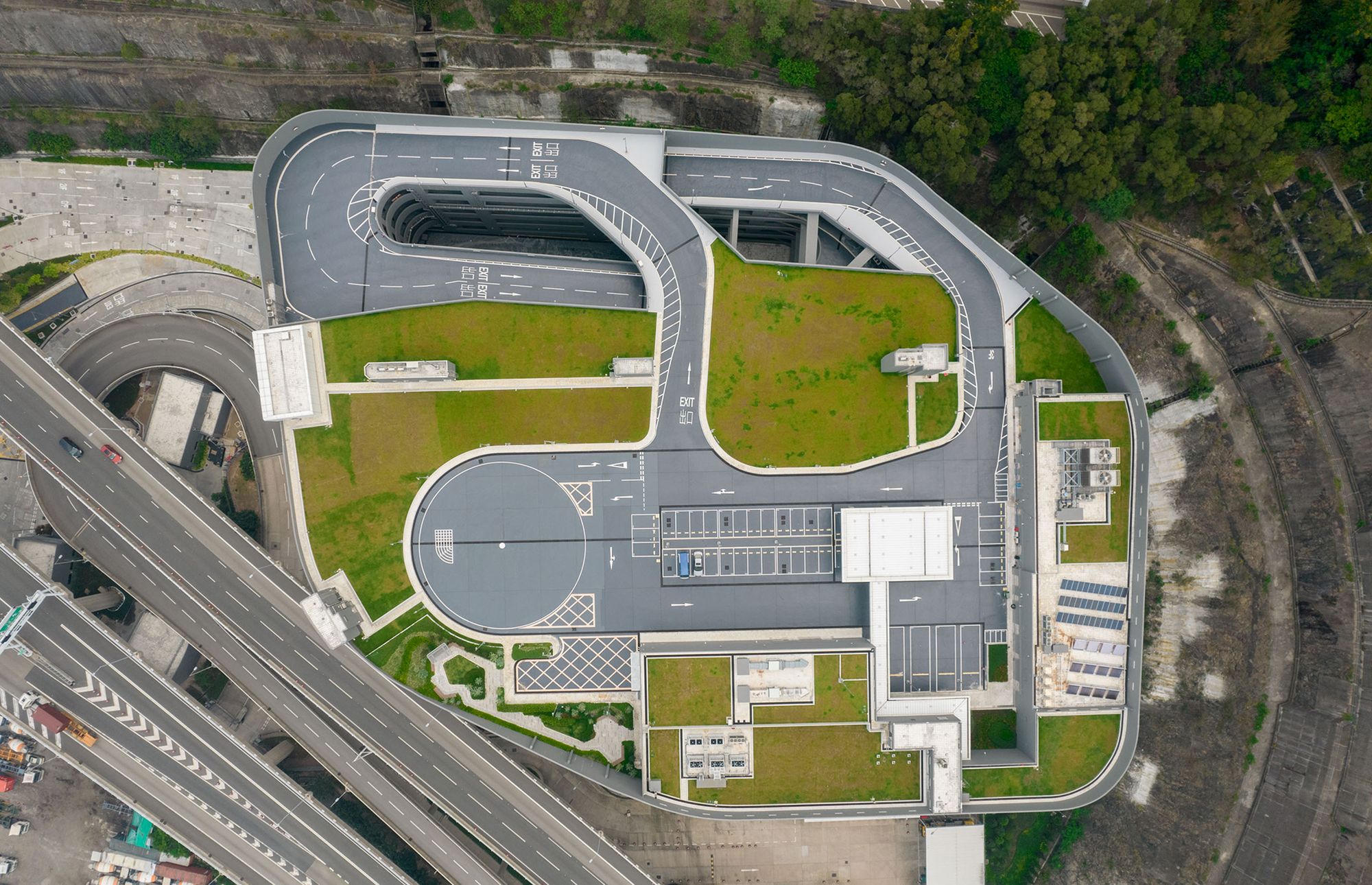 The Transport Department Vehicle Examination Complex (TDVEC) in Tsing Yi came into operation in phases from 1 April 2021.  The driveway design is the first of its kind – adopting double helical scissor ramp to reduce the potential risk of vehicular conflict due to head-on traffic.