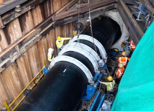 The project of Improvement to Dongjiang water mains P4 at Sheung Shui and Fanling recently completed by the WSD adopts the slip-lining method which involves rehabilitation of pipes by pushing a new liner (polyethylene liner) into the old pipe section by section.