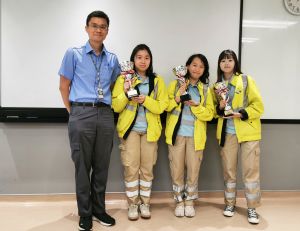 Miss Grace LEUNG (second left) receives a trophy in a sports event held by the HKIC.