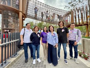 The DSD has seized the opportunity of “Enhancement works for the KTSPS“ to develop the roof floor of the pumping station into a 1.1-hectre landscaped deck.  Picture shows the SDEV, Ms Bernadette LINN (third right), the Chairman of the Harbourfront Commission, Mr Vincent NG (second right) and the Director of DSD, Ms Alice PANG (third left), etc. visiting the play facilities on the landscaped deck.