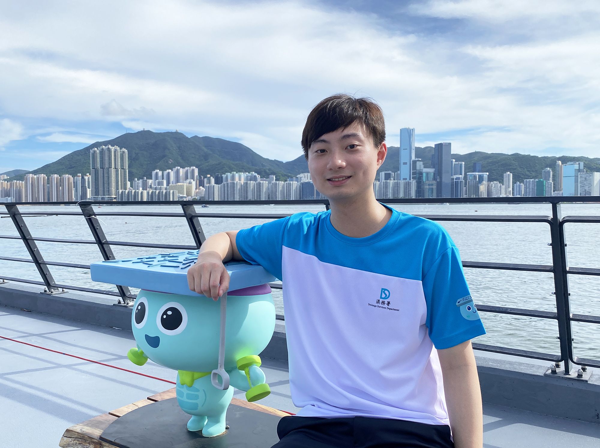 Engineer (Harbour Area Treatment Scheme) of the DSD, Mr MUI Chi-kin, says that the project team has developed the roof floor of the KTSPS into a landscaped deck of about 1.1 hectares, which joins the adjacent waterfront area to form the 1.8-hectare Cha Kwo Ling Promenade. 