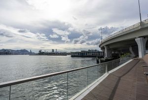The Tsui Ping cross-river walkways connect the waterfront of Kwun Tong and Cha Kwo Ling, so that the public can enjoy a wider seaview.