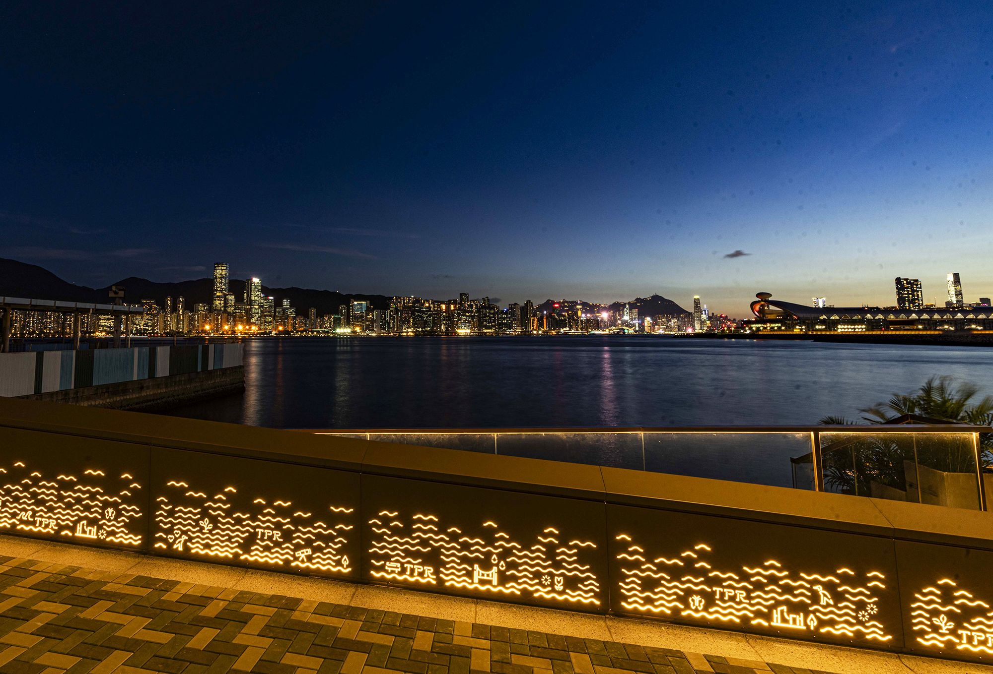 The Tsui Ping cross-river walkways connect the waterfront of Kwun Tong and Cha Kwo Ling, so that the public can enjoy a wider seaview.