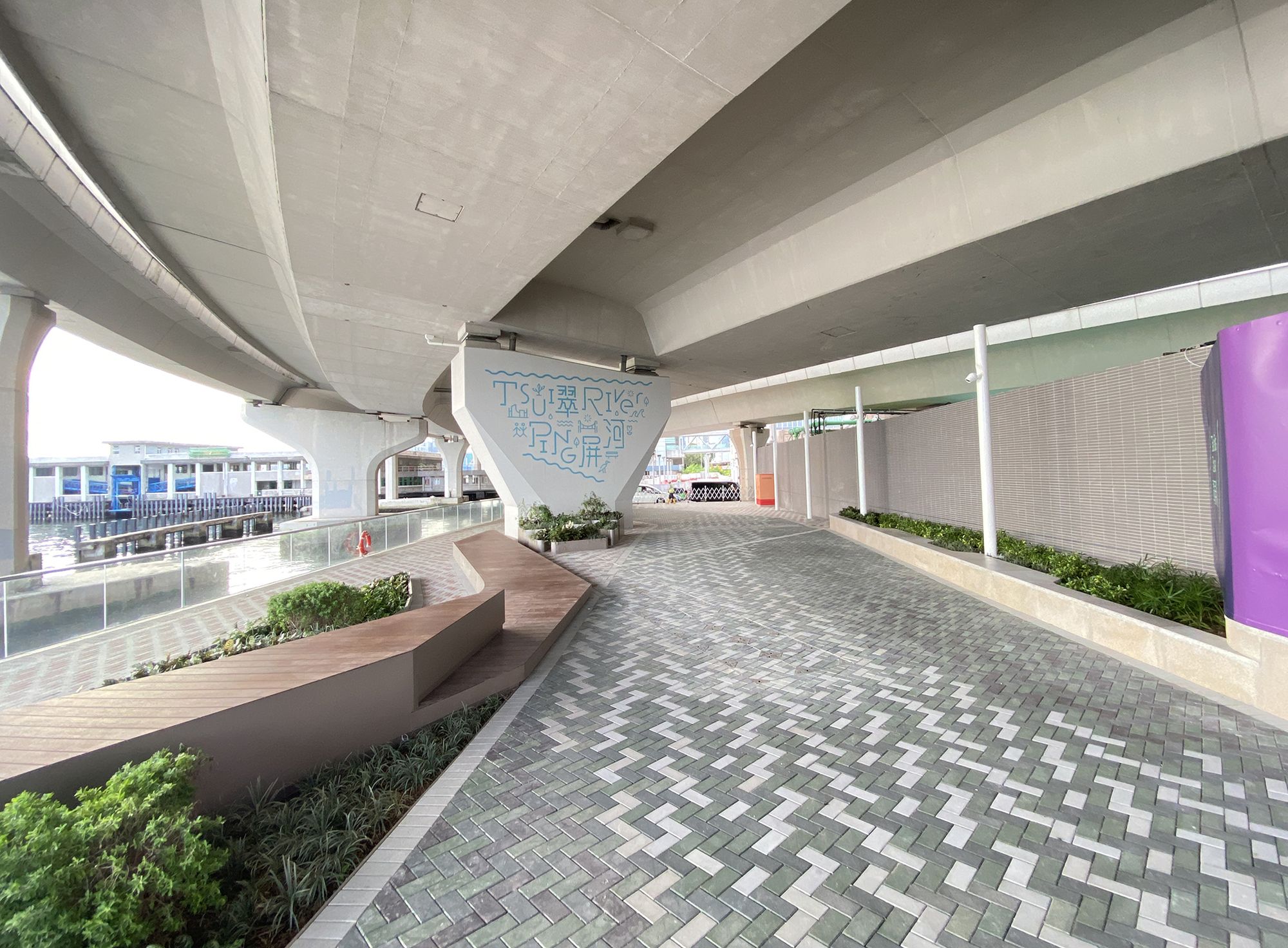 The project team of the DSD has set back the KTPTW behind the walls as shown in the right picture to 15 metres to release space for the cross-river walkways of the Tsui Ping Seaside.