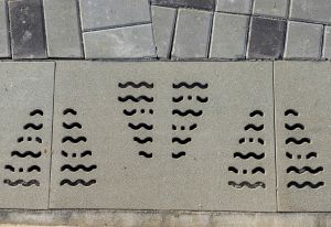 The DSD’s project team has installed featured facilities in the Tsui Ping waterfront area, including specially designed manhole covers, wave shaped notice boards and “coffee tables” on the benches, etc.