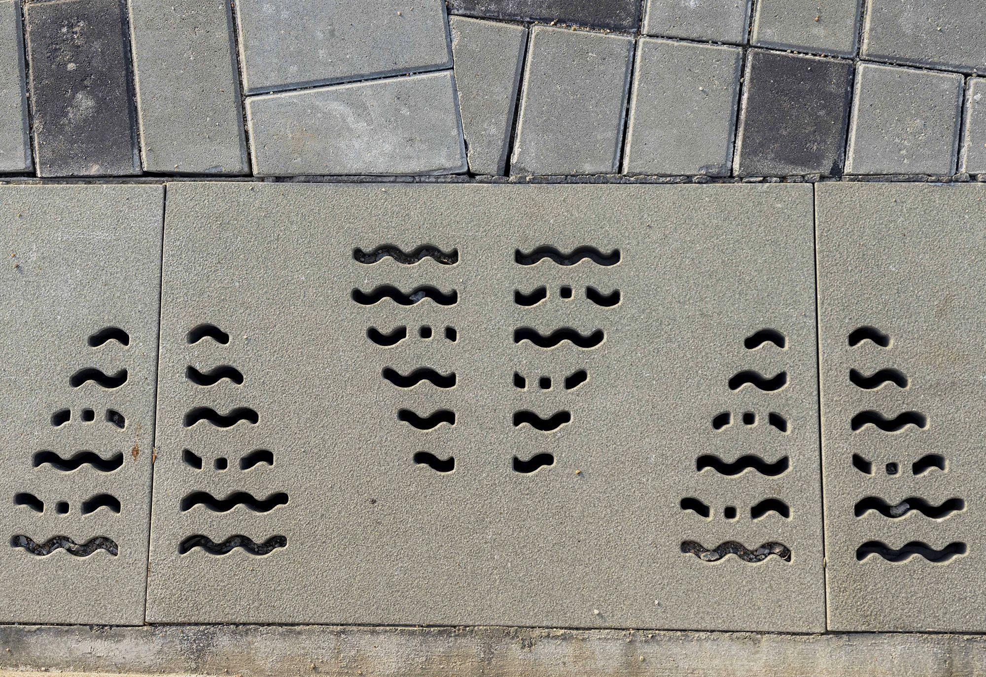 The DSD’s project team has installed featured facilities in the Tsui Ping waterfront area, including specially designed manhole covers, wave shaped notice boards and “coffee tables” on the benches, etc.