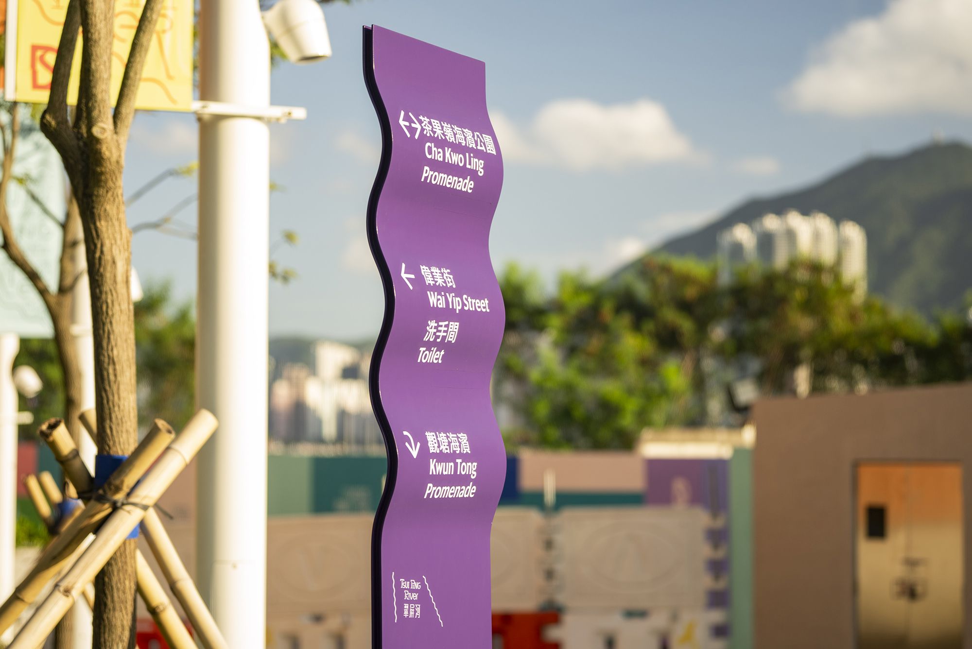 The DSD’s project team has installed featured facilities in the Tsui Ping waterfront area, including specially designed manhole covers, wave shaped notice boards and “coffee tables” on the benches, etc.