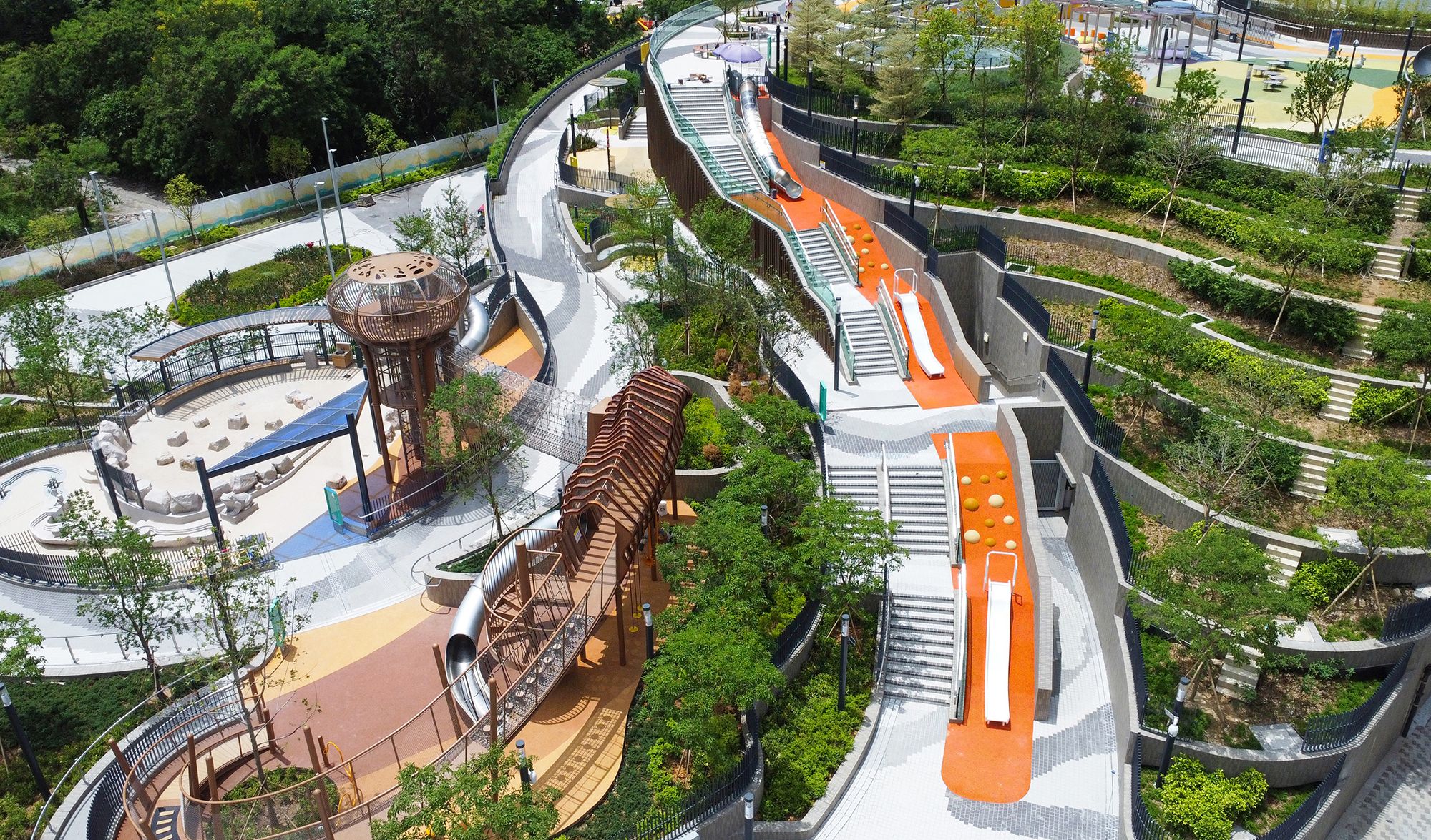 The DSD’s project team has seized the opportunity of “Enhancement works for the KTSPS” to develop the roof floor of the pumping station into a landscaped deck of about 1.1 hectares.