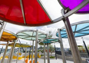 Pavilions, landscaped areas, lawns and children’s play facilities are available at the landscaped deck on the roof floor of the pumping station in Kwun Tong.