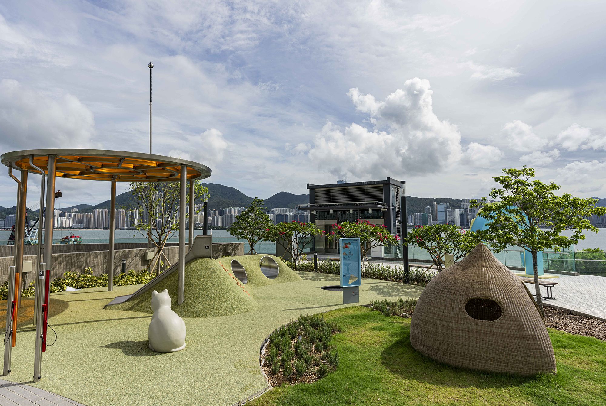Pavilions, landscaped areas, lawns and children’s play facilities are available at the landscaped deck on the roof floor of the pumping station in Kwun Tong.