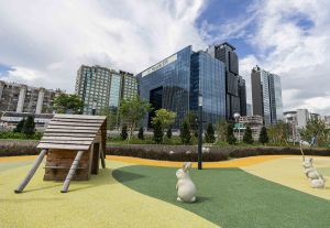 Pavilions, landscaped areas, lawns and children’s play facilities are available at the landscaped deck on the roof floor of the pumping station in Kwun Tong.