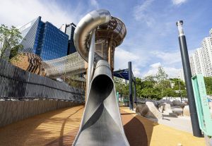 Pavilions, landscaped areas, lawns and children’s play facilities are available at the landscaped deck on the roof floor of the pumping station in Kwun Tong.