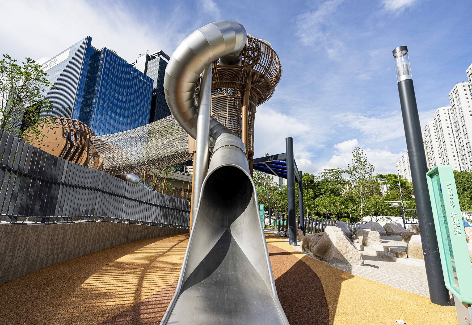 Pavilions, landscaped areas, lawns and children’s play facilities are available at the landscaped deck on the roof floor of the pumping station in Kwun Tong.