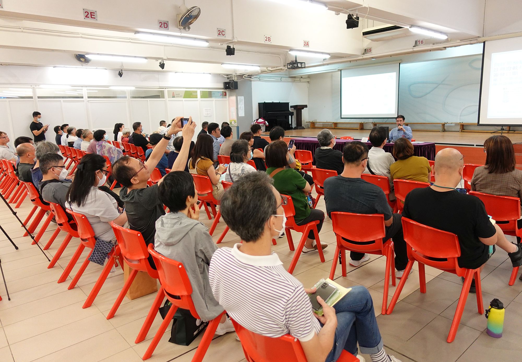 Earlier on, the BD, the URA and the HAD jointly organised district briefings in the Sham Shui Po, Kowloon City, Yau Tsim Mong and Central and Western districts to explain the procedures pertaining to compliance with MBIS notices, formation of OCs and application for subsidies from the URA.  Pictured is the district briefing held in the Sham Shui Po district.