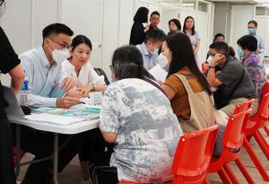 Earlier on, the BD, the URA and the HAD jointly organised district briefings in the Sham Shui Po, Kowloon City, Yau Tsim Mong and Central and Western districts to explain the procedures pertaining to compliance with MBIS notices, formation of OCs and application for subsidies from the URA.  Pictured is the district briefing held in the Sham Shui Po district.