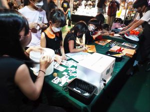 「堅農中秋夜市暨 K-Fest海濱音樂會」於中秋和國慶的長假期舉行，設有攤位、手作工作坊、免費穴位按摩等，並會邀請本地樂隊，表演不同風格的音樂。（相片由堅農圃提供）