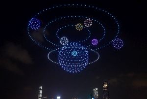 ｢海濱藝遊坊｣包括無人機文化匯演、歌舞表演、售賣香港街頭美食和本地特產的攤位，讓市民及旅客體驗香港歷史及生活文化。