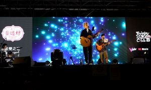 ｢海濱藝遊坊｣包括無人機文化匯演、歌舞表演、售賣香港街頭美食和本地特產的攤位，讓市民及旅客體驗香港歷史及生活文化。