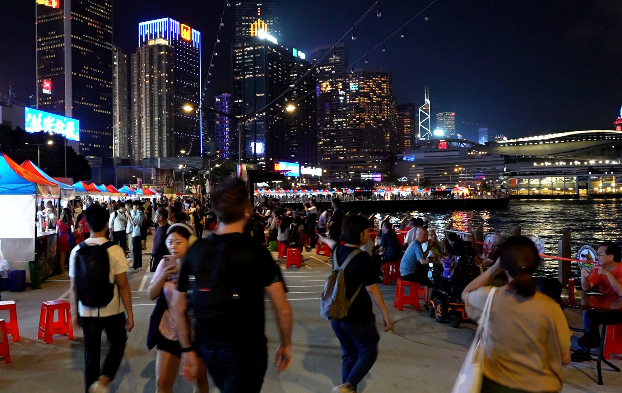 The programmes of Waterfront Carnival@Mid-Autumn, which include drone shows, singing and dance performances and booths selling Hong Kong street snacks and local specialties, will offer an opportunity to local and foreign visitors for experiencing the history and cultural life of Hong Kong. 