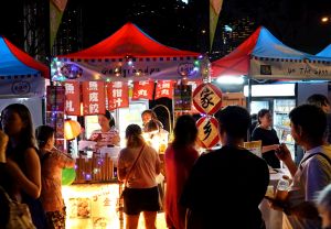 ｢海濱藝遊坊｣包括無人機文化匯演、歌舞表演、售賣香港街頭美食和本地特產的攤位，讓市民及旅客體驗香港歷史及生活文化。