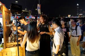 ｢海濱藝遊坊｣包括無人機文化匯演、歌舞表演、售賣香港街頭美食和本地特產的攤位，讓市民及旅客體驗香港歷史及生活文化。