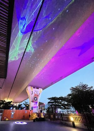 ｢青年藝術節x中秋『觀』光市集｣在觀塘海濱舉行，設有街頭表演、多個LED霓虹燈打卡位等，讓市民體驗光影藝術。（相片由香港藝土民間提供）