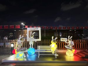 ｢青年藝術節x中秋『觀』光市集｣在觀塘海濱舉行，設有街頭表演、多個LED霓虹燈打卡位等，讓市民體驗光影藝術。（相片由香港藝土民間提供）