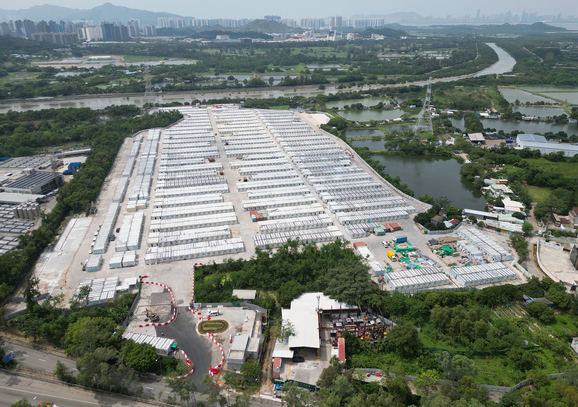 The designated quarters were made available through making good use of the community isolation facilities in Tam Mi, Yuen Long. The CIC has converted the facilities into quarters and added necessary ancillary facilities. 