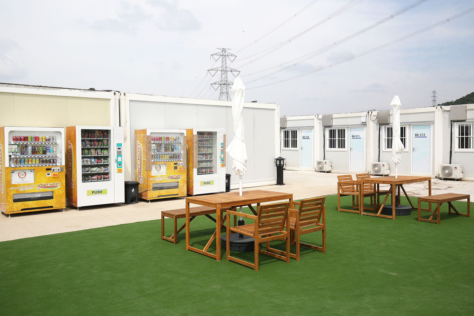 The designated quarters were made available through making good use of the community isolation facilities in Tam Mi, Yuen Long. The CIC has converted the facilities into quarters and added necessary ancillary facilities. 