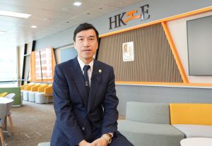 The President of the Hong Kong Institution of Engineers, Ir Dr LEE Chi-Hong, Barry, says that flood prevention works must strike a balance between cost and effectiveness. Apart from minimising flooding risk, the more important thing is quickly clearing blocked drains when flooding occurs in order to help resume normal daily lives for the community shortly. 
