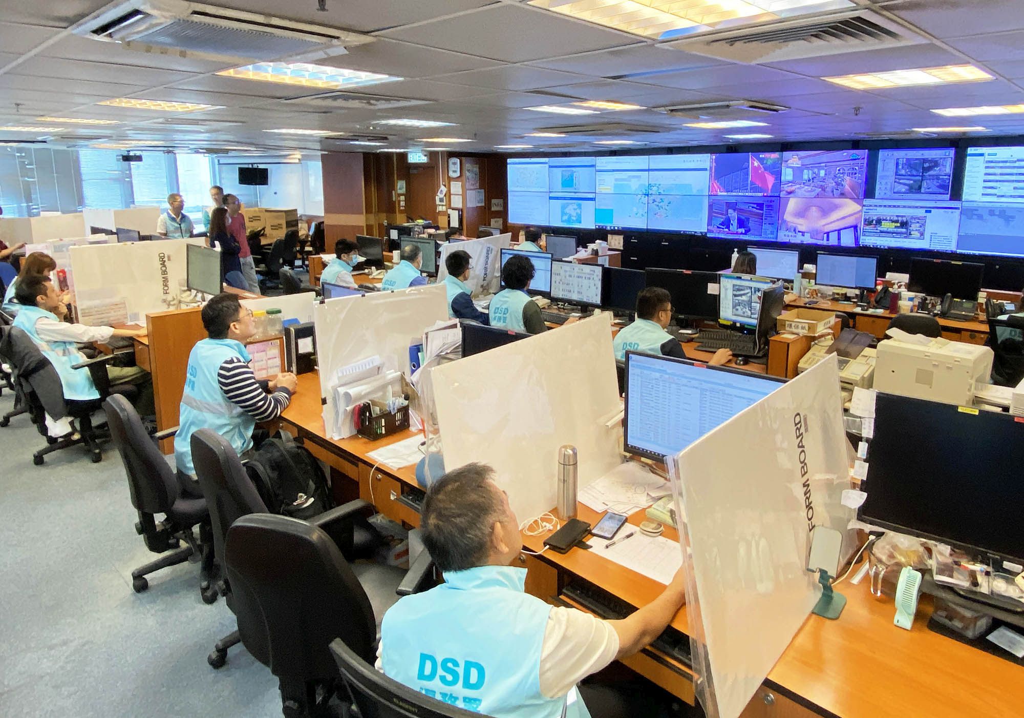 In September this year, in coping with the torrential rain brought by the low pressure associated with remnants of Typhoon Haikui, the ECC of the DSD has been activated continuously for more than 200 hours. During the peak period, the number of emergency response teams for flooding incidents was doubled from ordinary 70 to 144, which composed of 550 workers, to coordinate the emergency clearance work for blocked drainage systems and address flooding incidents.