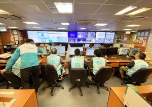 In September this year, in coping with the torrential rain brought by the low pressure associated with remnants of Typhoon Haikui, the ECC of the DSD has been activated continuously for more than 200 hours. During the peak period, the number of emergency response teams for flooding incidents was doubled from ordinary 70 to 144, which composed of 550 workers, to coordinate the emergency clearance work for blocked drainage systems and address flooding incidents.