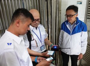 水務署已引入近距離無線抄讀水錶，讓抄錶員（左一及二）在單位外使用儀器直接讀取水錶讀數，數據會自動傳入系統。