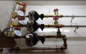 圖示安裝在單位外的近距離無線抄讀水錶。