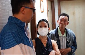 業主李小姐（中）表示，感謝水務署協助業主安裝水錶，避免他們因不小心多收水費而誤墮法網。