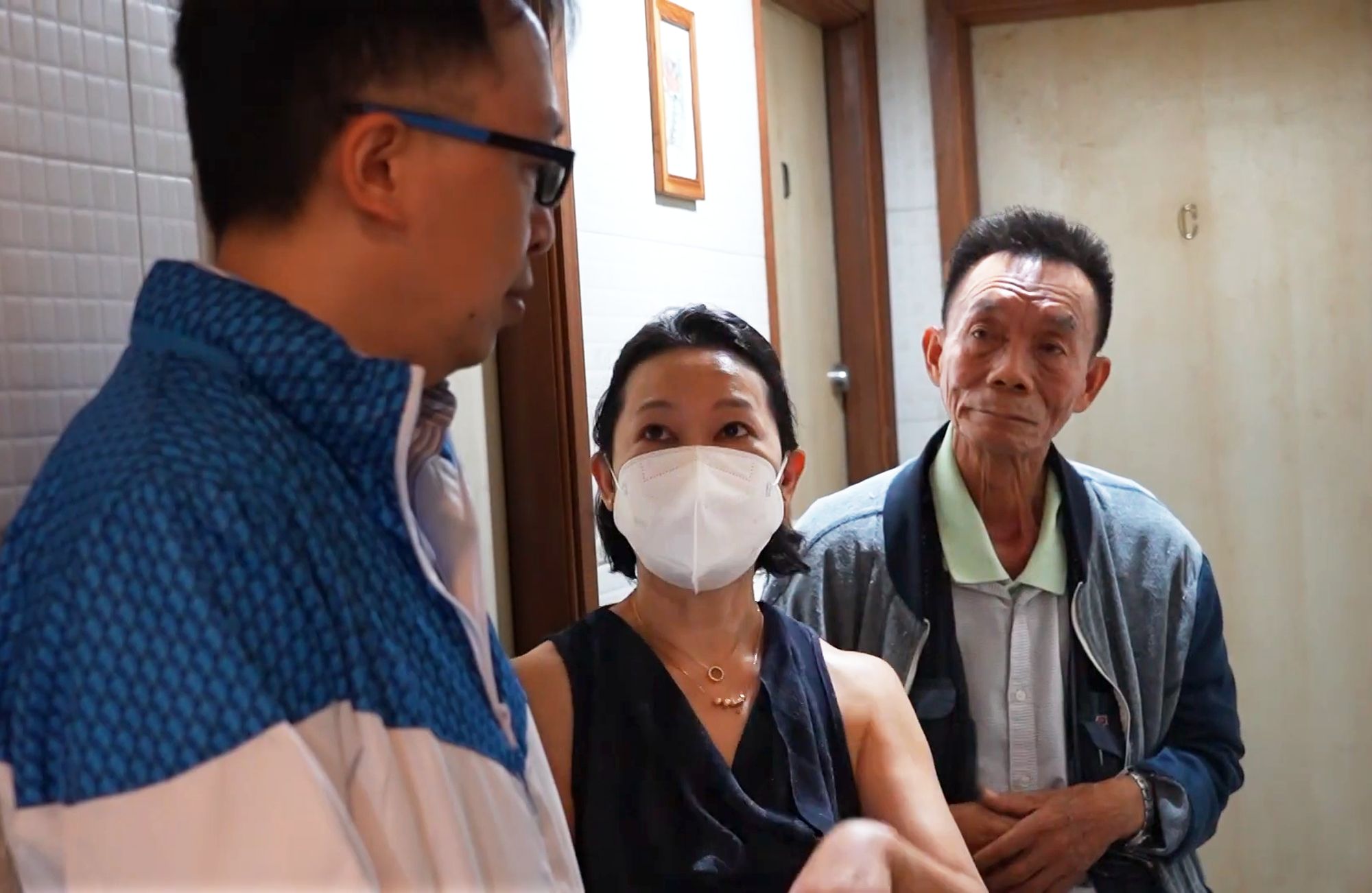 Ms LEE (centre), a landlord, gives thanks to the WSD for assisting landlords in installation of water meters so as to prevent them from breaking the law inadvertently due to careless overcharging for water. 