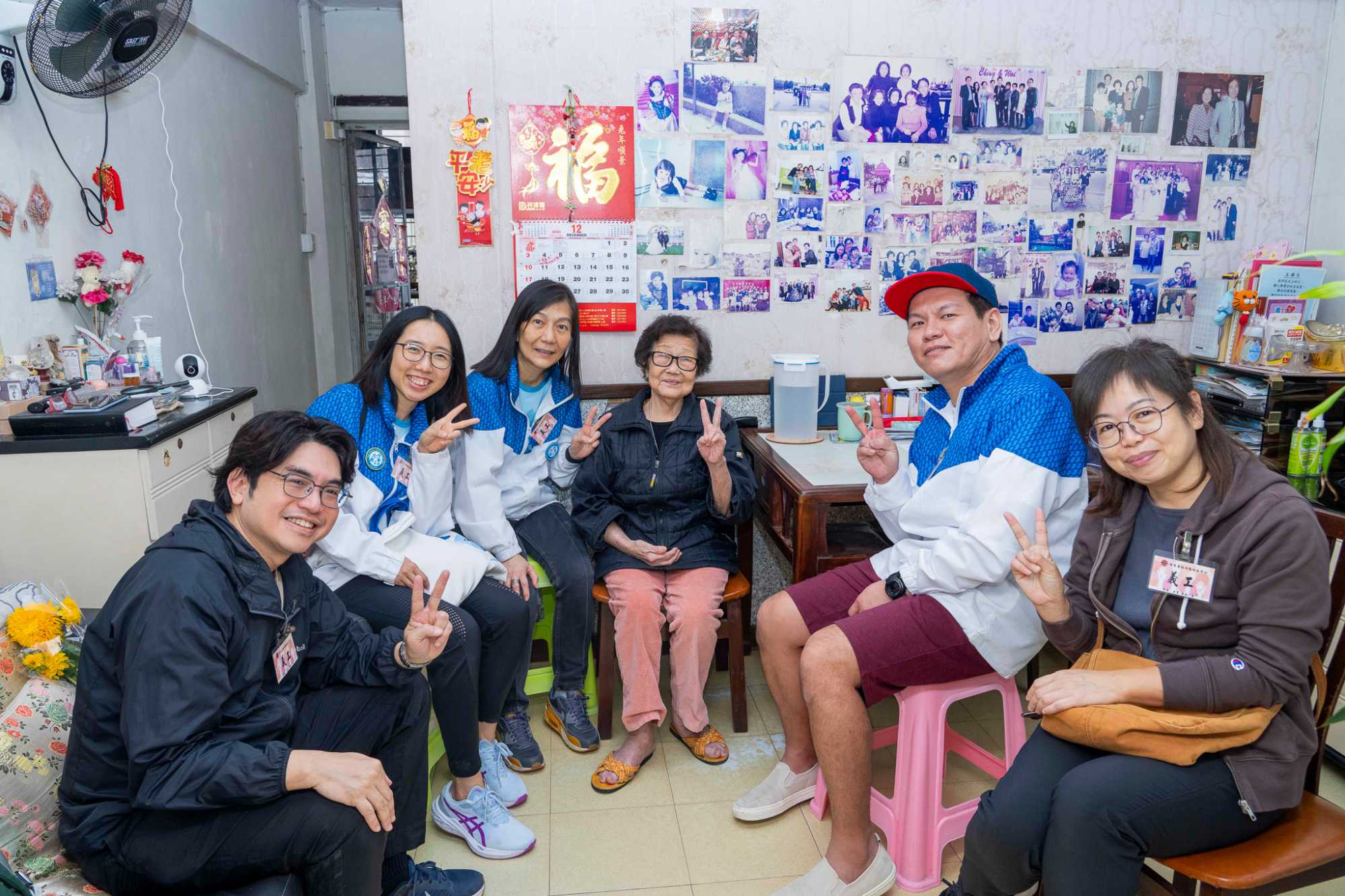 發展局副秘書長（工務）黃恩諾（左一）參與義務服務，與水務署同事探訪獨居長者。