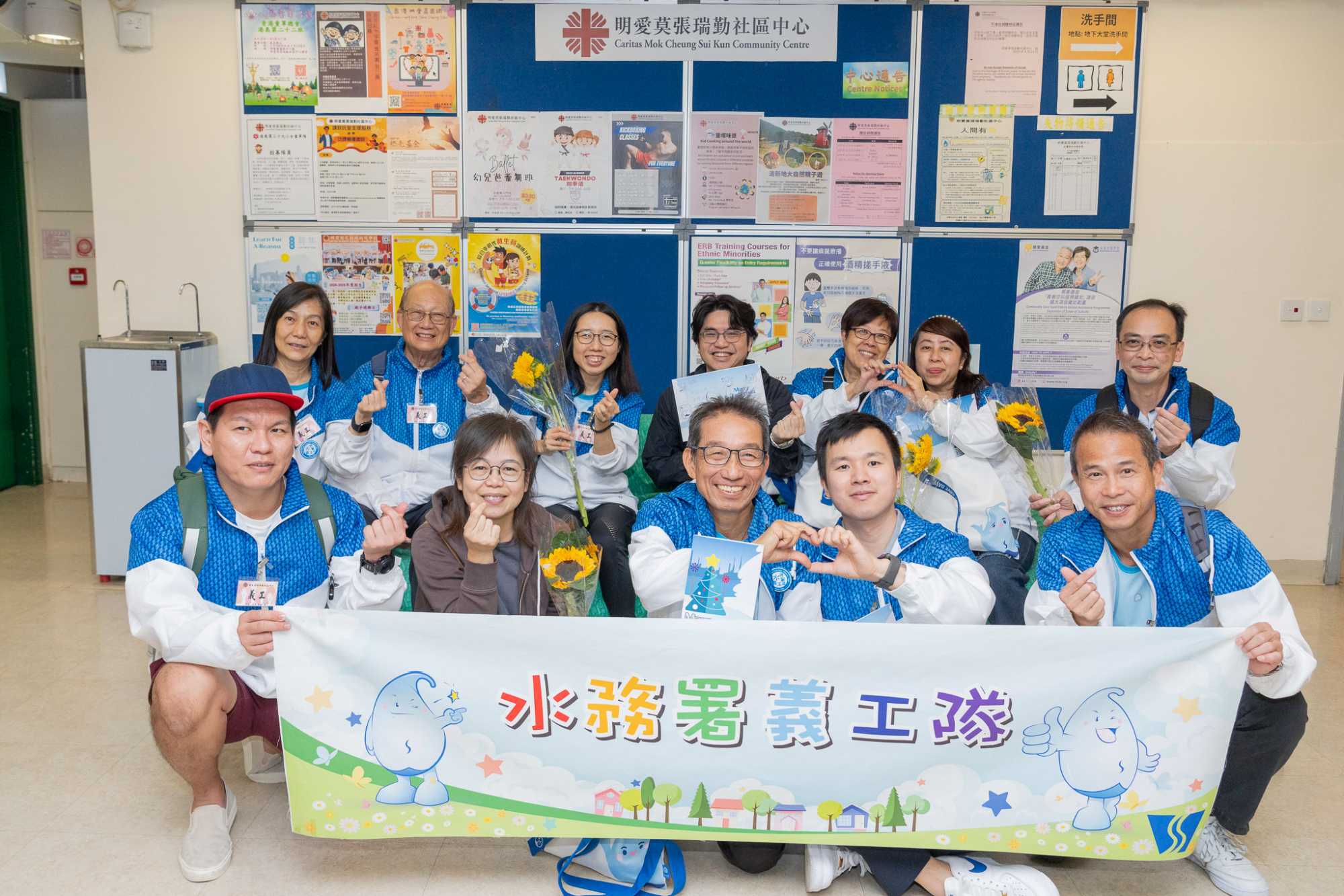 發展局副秘書長（工務）黃恩諾（後排中）參與義務服務，與水務署同事探訪獨居長者。