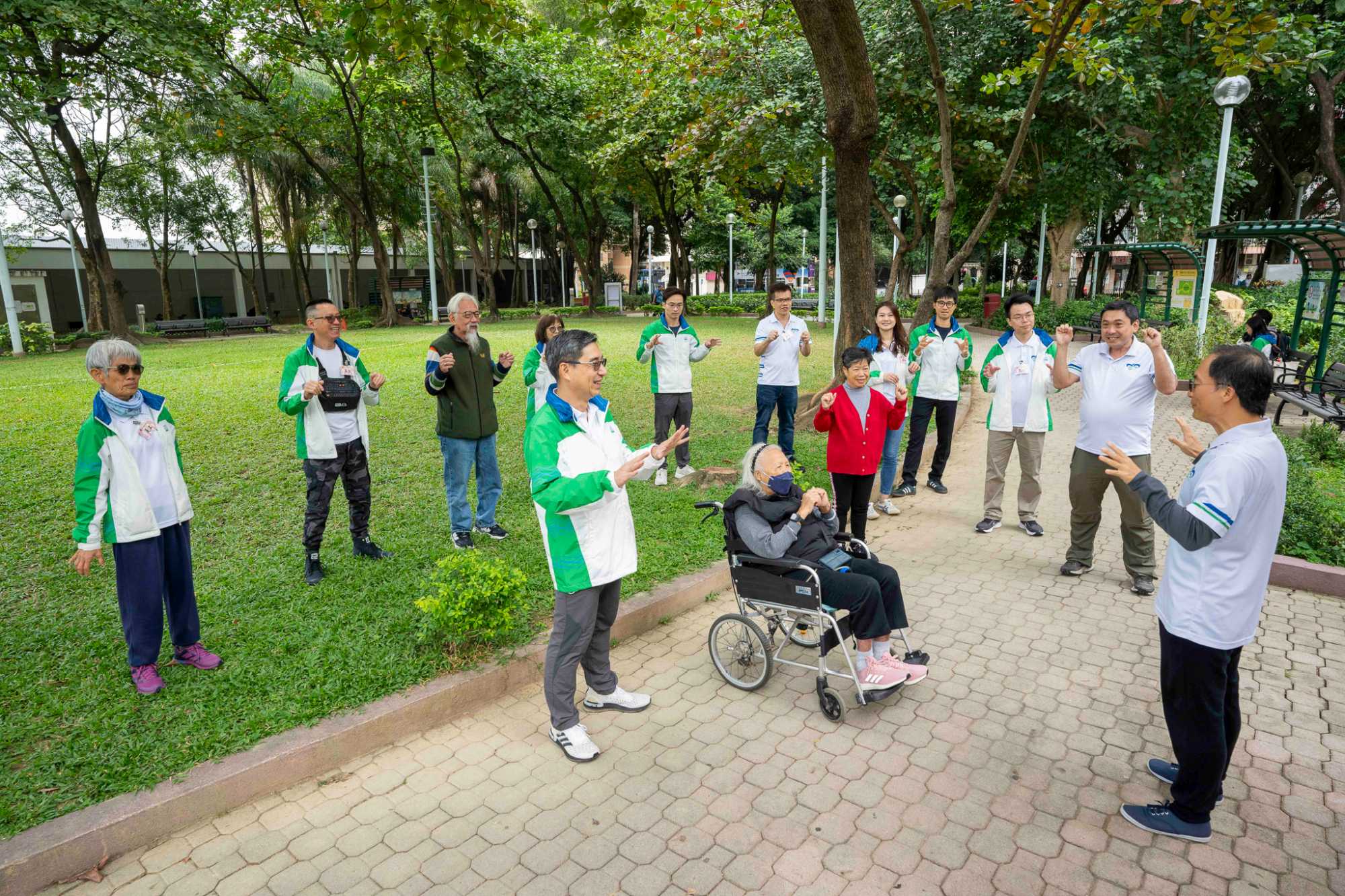 土木工程拓展署副署長馬漢毅與同事參與探訪長者活動，陪伴長者到公園散步，並進行「手指操」，舒展筋骨。之後同事更與長者飲茶，大快朵頤。