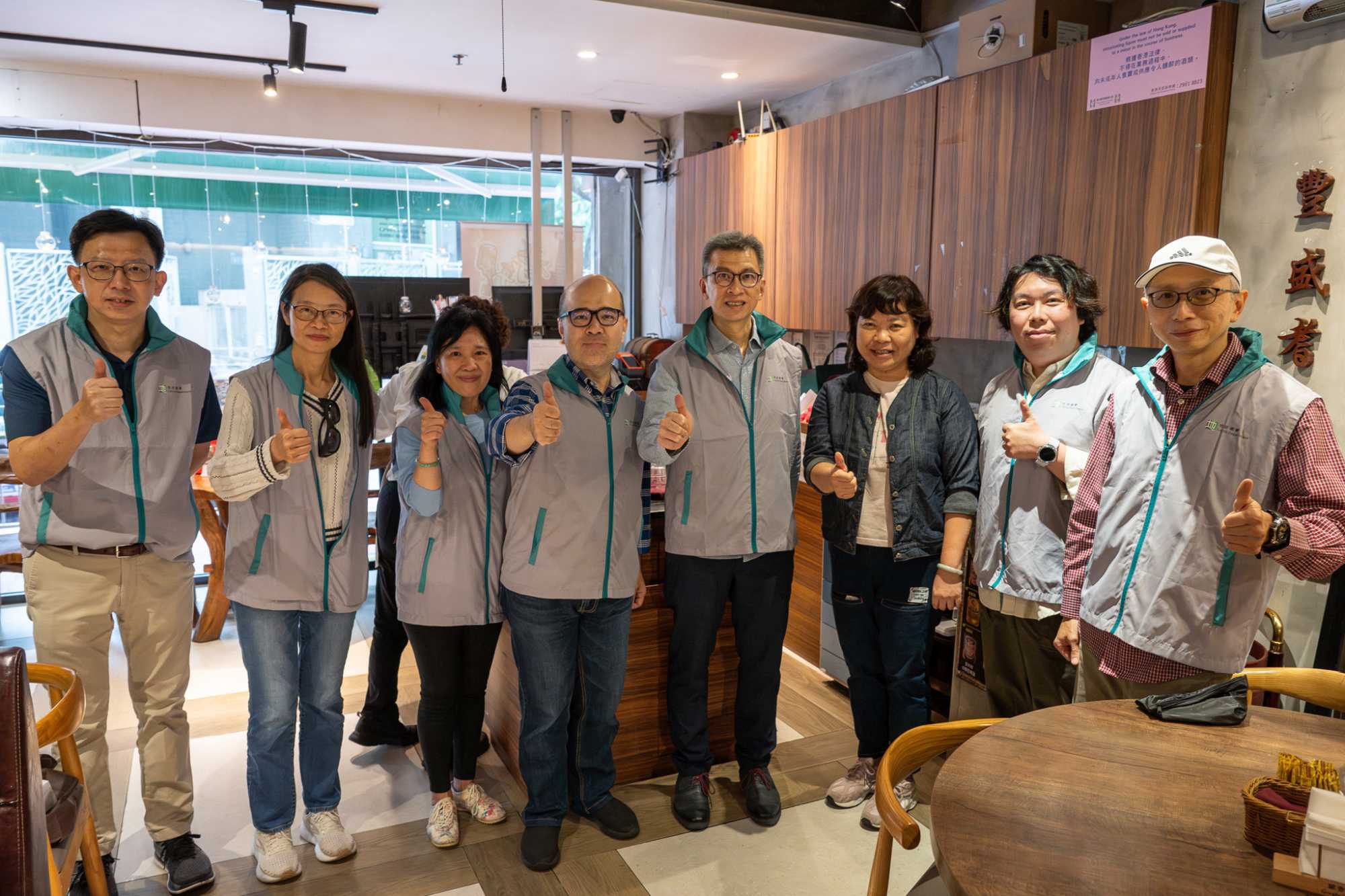 地政總署署長黎志華（上圖右四）和發展局副秘書長（規劃及地政）潘偉榮（上圖左四）與地政總署同事參與派福飯義工服務，為有需要長者準備餐膳。