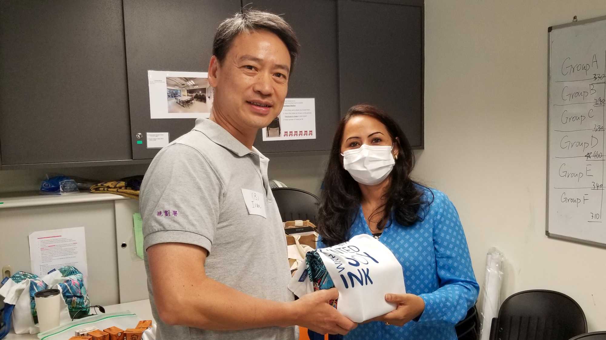 規劃署署長鍾文傑（左）早前與規劃署同事參與服務少數族裔的義工活動，助他們融入社區。