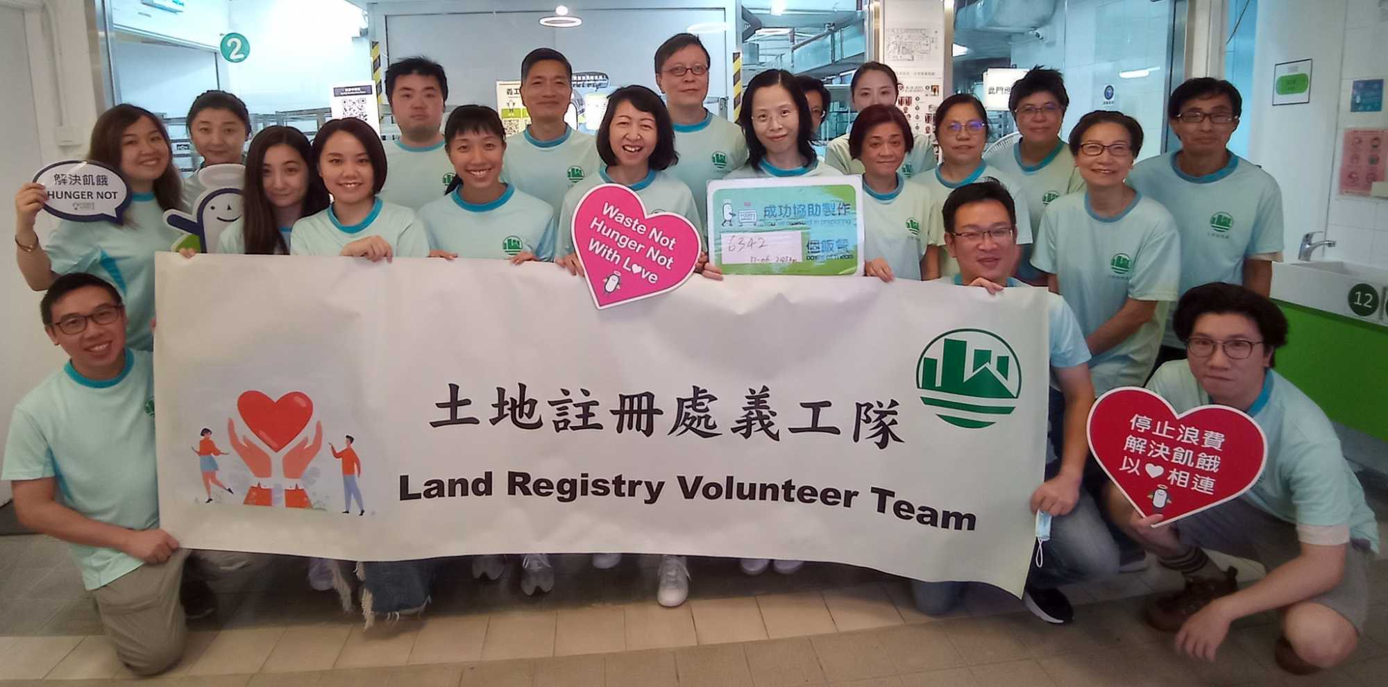 土地註冊處處長譚惠儀（圖中）率領19名義工參與食物回收及援助計劃，為有需要人士製作膳食餐盒。